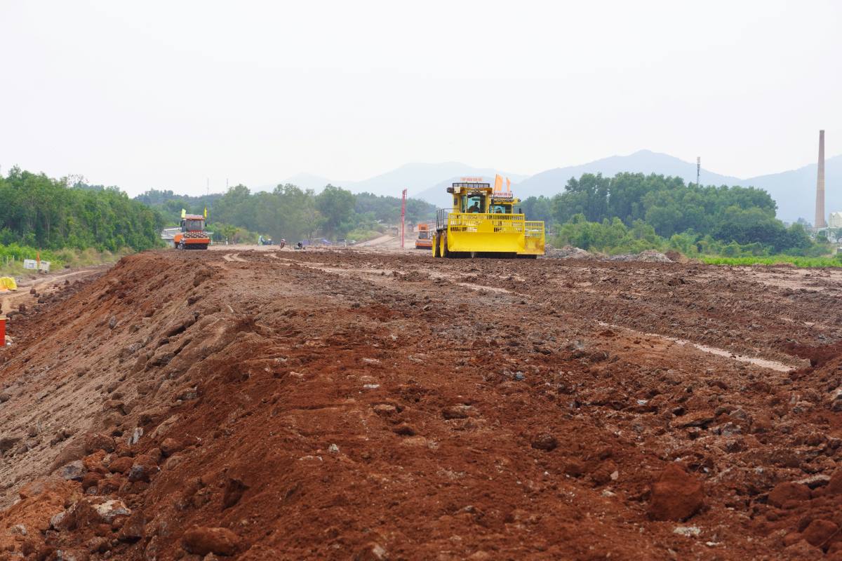 Dự án do Liên danh Công ty TNHH Tập đoàn Sơn Hải - Công ty Cổ phần 479 Hòa Bình - Công ty Cổ phần Đầu tư và Xây dựng 703 thực hiện. Trong đó, Tập đoàn Sơn Hải thực hiện khối lượng khoảng 51% giá trị hợp đồng. Đơn vị tư vấn giám sát là liên danh Công ty CP Tư vấn Xây dựng Công trình Thăng Long và Công ty CP Tư vấn Giám sát Chất lượng Công trình Thăng Long