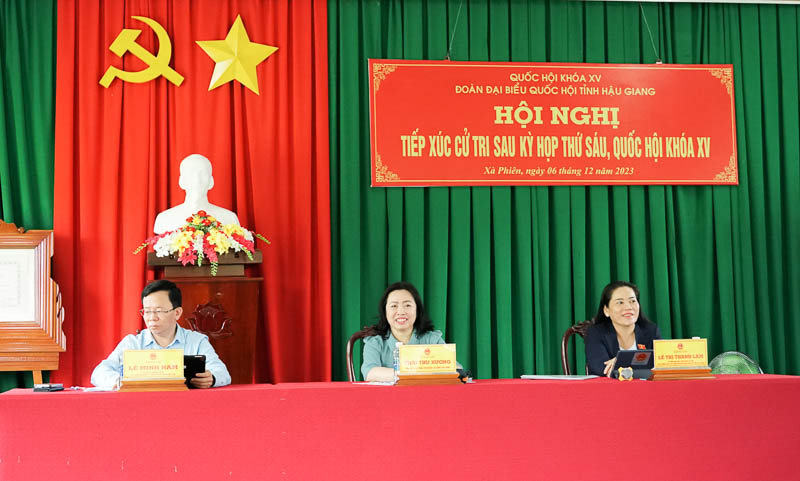 Các đại biểu tiếp túc cử tri tại xã Xà Phiên (Long Mỹ, Hậu Giang). Ảnh: Phương Anh