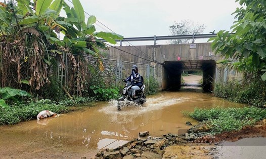Hầm chui Km81 cao tốc Nội Bài - Lào Cai thường xuyên ngập lụt, gây khó khăn cho người dân khi tham gia giao thông. Ảnh: Tô Công.