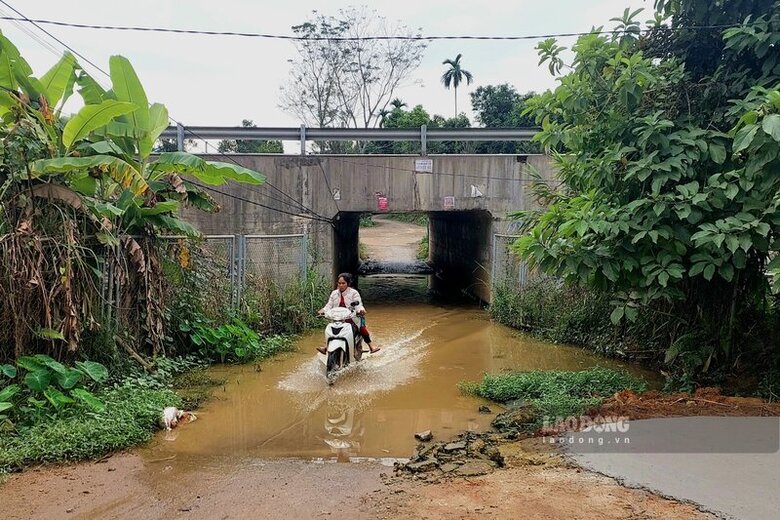 Tình trạng ngập lụt hiện tại theo người dân vẫn là nhẹ so với thời gian trong mùa mưa. Ảnh: Tô Công.