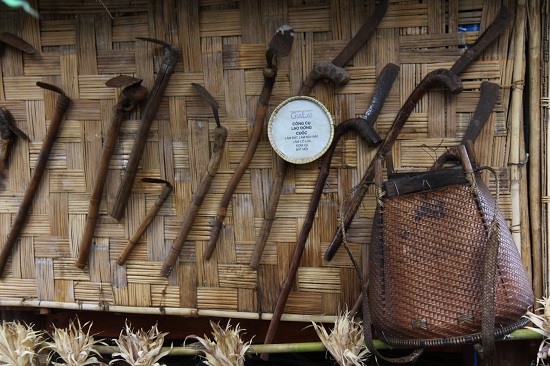 Dụng cụ lao động của đồng bào Tây Nguyên. Ảnh: Thanh Tuấn 