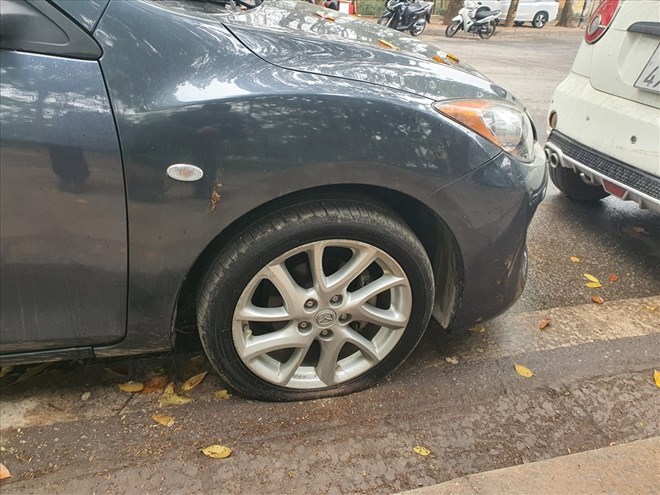 Một trong những chiếc ôtô bị Toàn chọc thủng lốp. Ảnh: Đ.X