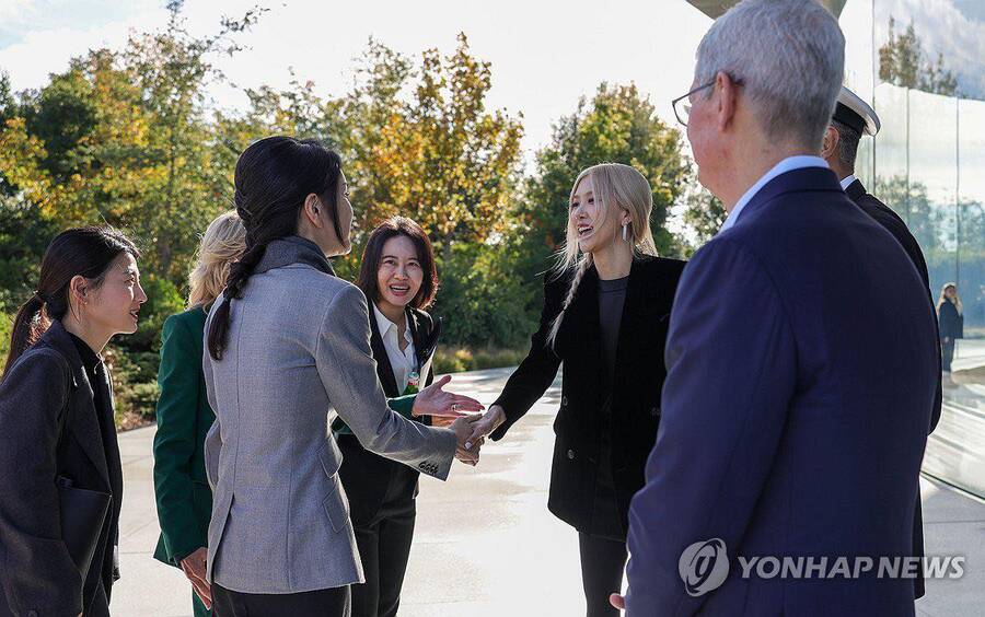 Rosé cùng Đệ nhất phu nhân Hàn Quốc tham sự diễn đàn APEC. Ảnh: Yonhap