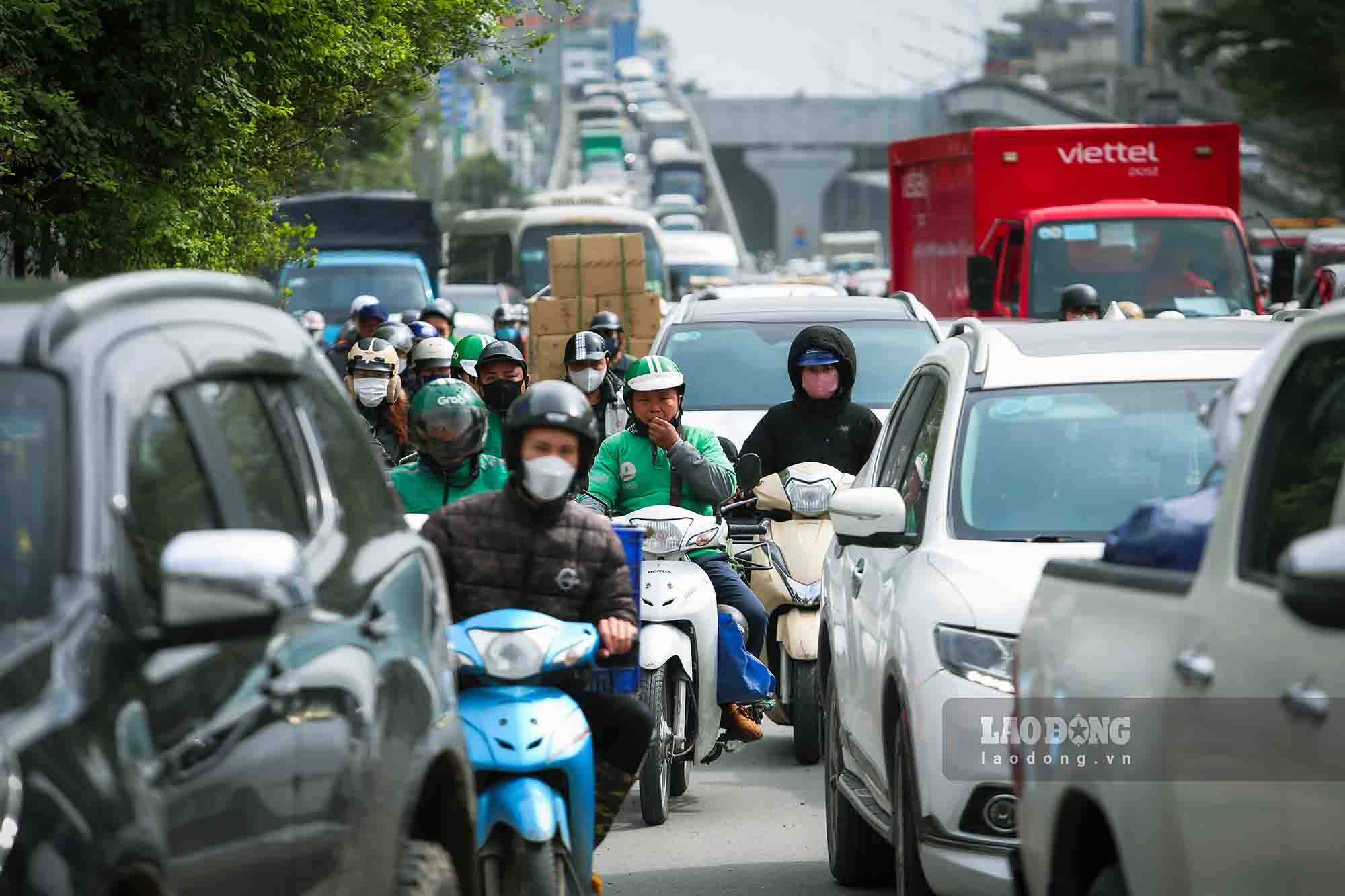 Kế hoạch nhằm giảm tải áp lực giao thông tại khu vực nút giao này. Trên đây là hình ảnh tại nút giao Ngã Tư Sở hướng Trường Chinh về Láng, Nguyễn Trãi. Mặc dù vào giờ thấp điểm nhưng lưu lượng phương tiện vẫn rất lớn.