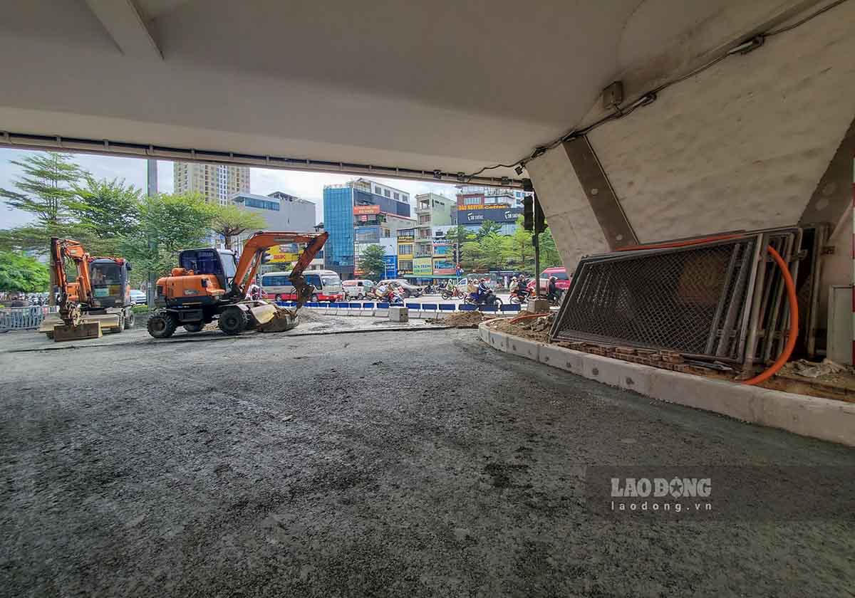 Việc cải tạo xén hè, dải phân cách dưới gầm cầu Ngã Tư Sở là một trong những giải pháp tạm thời của TP Hà Nội nhằm hạn chế ùn tắc tại khu vực nút giao này.