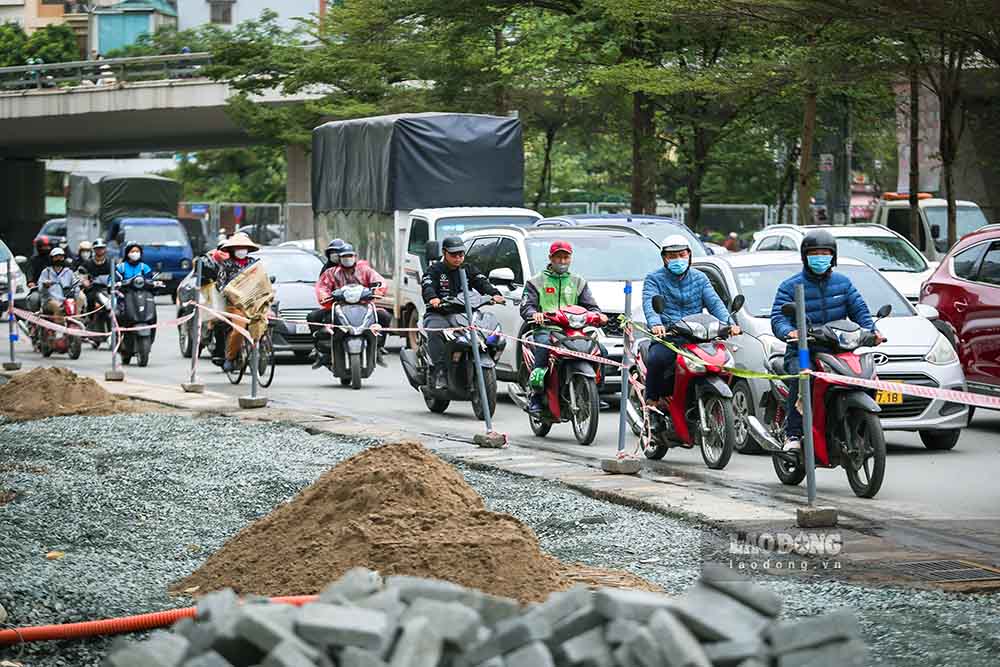 Tại vị trí rẽ phải từ Nguyễn Trãi vào Trường Chinh cũng đang được mở rộng. Việc mở rộng nhằm tăng khả năng thông thoát luồng phương tiện từ Nguyễn Trãi về nút giao Ngã Tư Sở.