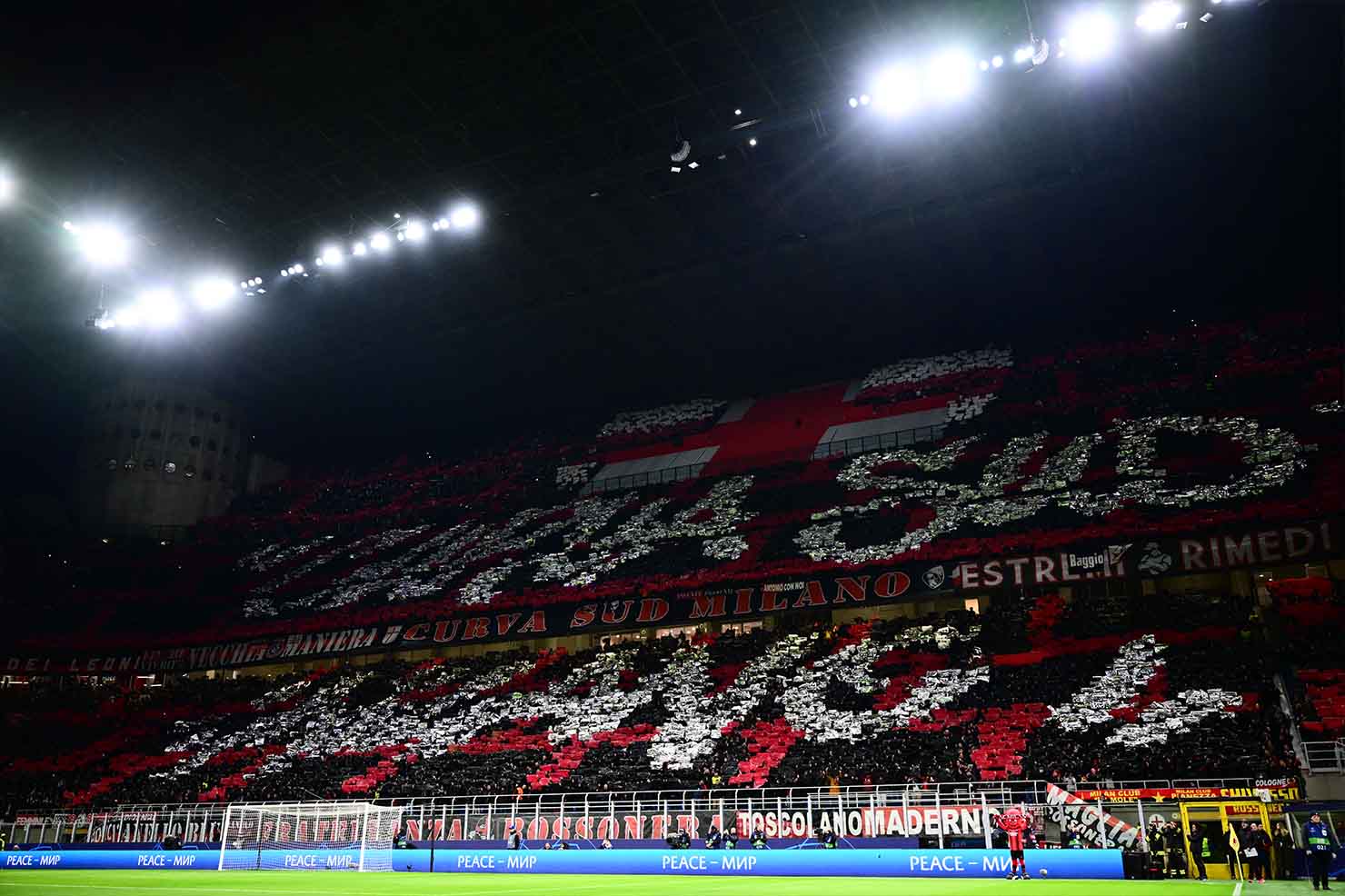 Khán đài các sân vận động tại Serie A sẽ cuồng nhiệt hơn trong thời gian tới. Ảnh: AFP