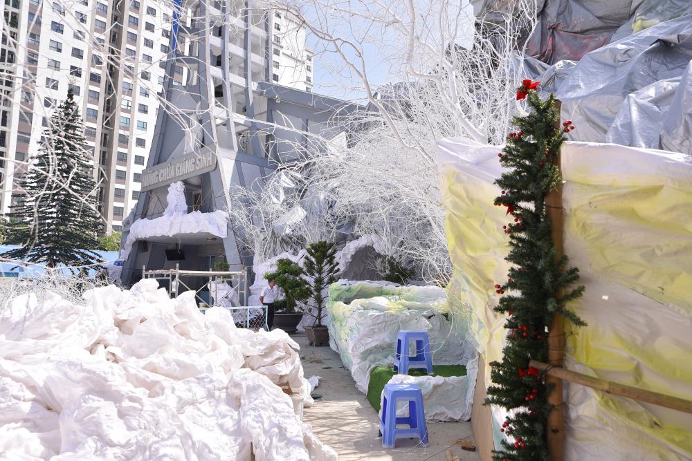  Ông Lê Hoài Phong - Tổng thư ký giáo xứ Bình An cho biết: “Để chuẩn bị dịp lễ Giáng Sinh năm nay, giáo xứ đã sử dụng 500 cây bần, 20 ký bao tải cùng các phụ kiện khác. Tổng chi phí lên tới hơn 500 triệu đồng”. 