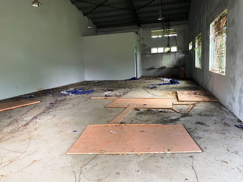 Không có người tham gia đăng ký học nghề, phòng thực hành của Trung tâm dạy nghề huyện Trà Bồng bị bỏ hoang nhiều năm qua, gây lãng phí lớn. Ảnh: Ngọc Viên