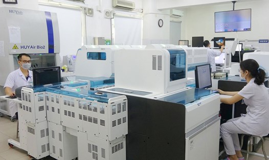 Khoa Sinh hóa, Bệnh viện Đà Nẵng là 1 trong 3 khoa vừa được công nhận đạt chứng nhận tiểu chuẩn quốc tế. Ảnh: Bệnh viện Đà Nẵng