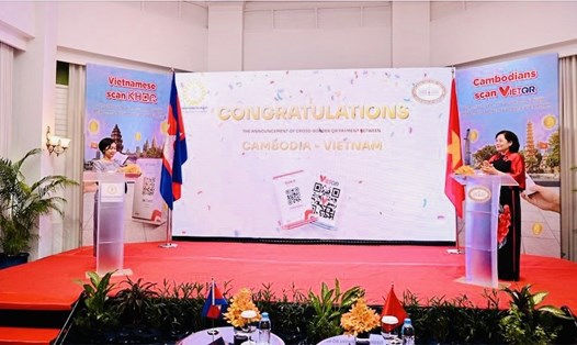 Thống đốc Ngân hàng Trung ương Việt Nam và Campuchia thực hiện nghi lễ ra mắt dịch vụ thanh toán xuyên biên giới sử dụng QR code. Ảnh: NAPAS