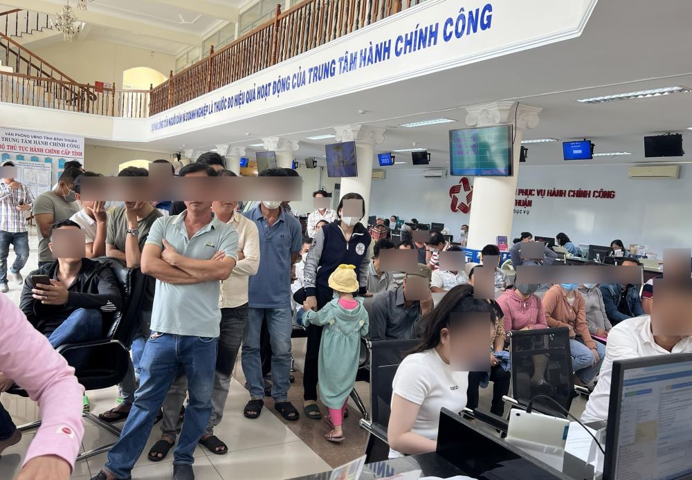Rất đông người dân đến làm thủ tục đổi GPLX A1 ở Trung tâm Hành chính công tỉnh Bình Thuận. Ảnh: NDCC