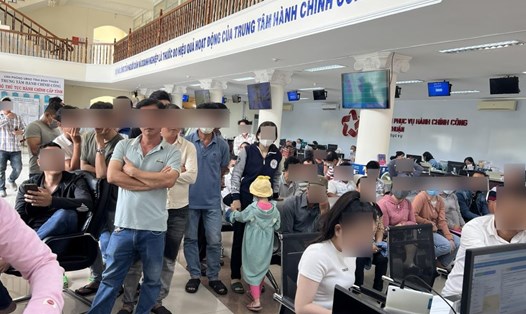 Rất đông người dân đến làm thủ tục đổi GPLX A1 ở Trung tâm Hành chính công tỉnh Bình Thuận. Ảnh: NDCC