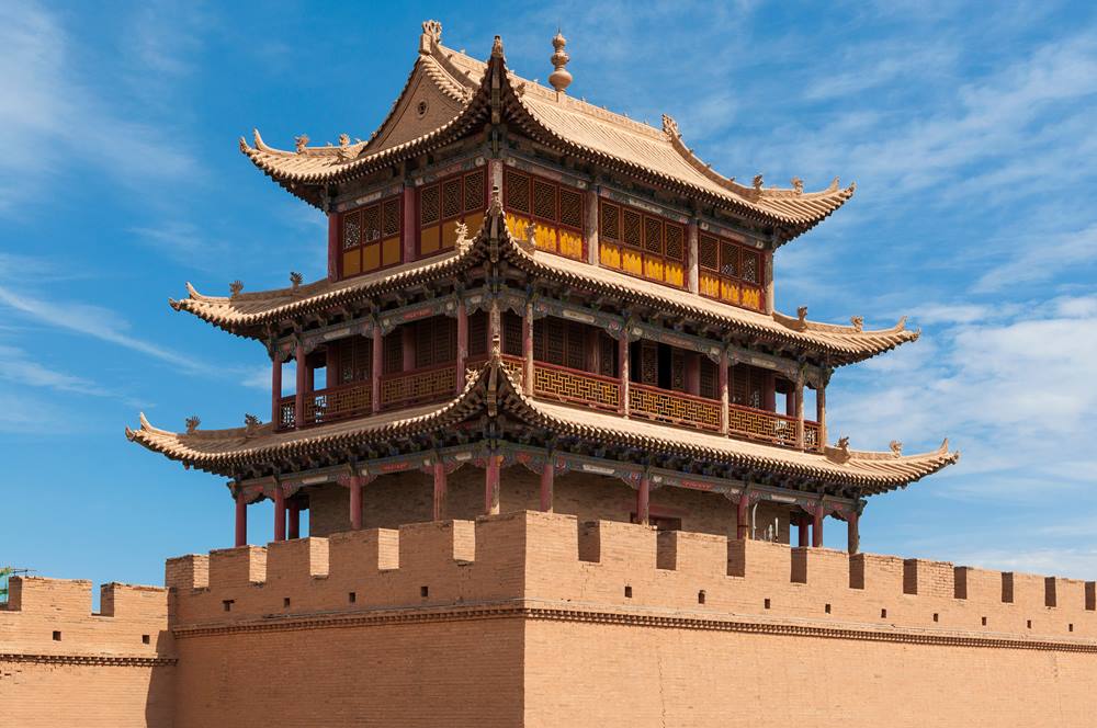 Là điểm khởi đầu phía Tây của Vạn Lý Trường Thành, Gia Dục Quan được mệnh danh là “Thiên hạ đệ nhất hùng quan” nhờ danh lam thắng cảnh tuyệt đẹp. Dù công trình kiến trúc này đã được xây dựng cách đây 600 năm nhưng vẫn giữ được vẻ đẹp nguyên sơ như thuở ban đầu.