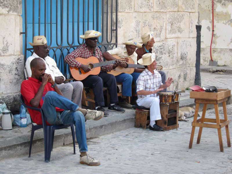 Một ban nhạc nghiệp dư chơi nhạc bolero trên phố ở Cuba. Ảnh: Barrons.com
