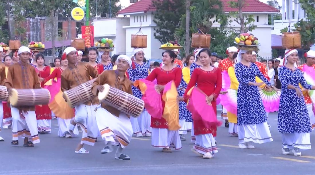 Biểu diễn trang phục văn hóa dân tộc trên đường phố Phan Thiết. Ảnh: Duy Tuấn