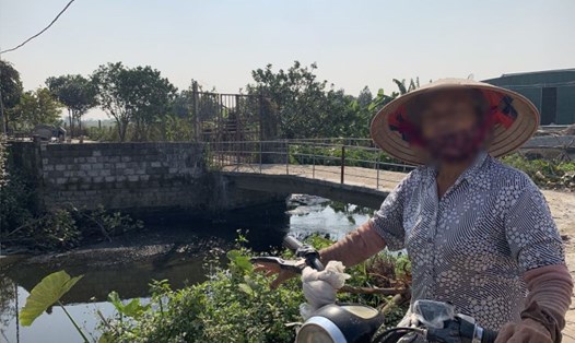 Tình trạng ô nhiễm suốt nhiều năm khiến người dân ở xã Duyên Hải bức xúc. Ảnh: Hà Vi