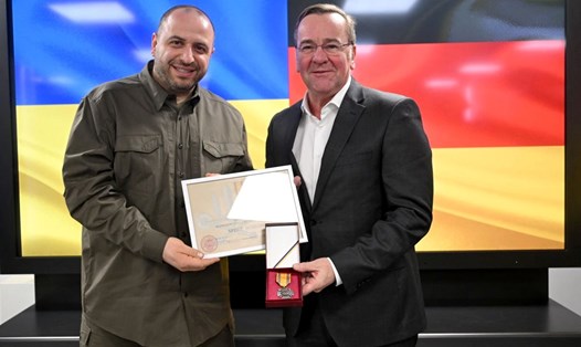Bộ trưởng Quốc phòng Ukraina Rustem Umerov (trái) tặng huân chương cho Bộ trưởng Quốc phòng Đức Boris Pistorius tại Kiev, ngày 21.11.2023. Ảnh: AFP