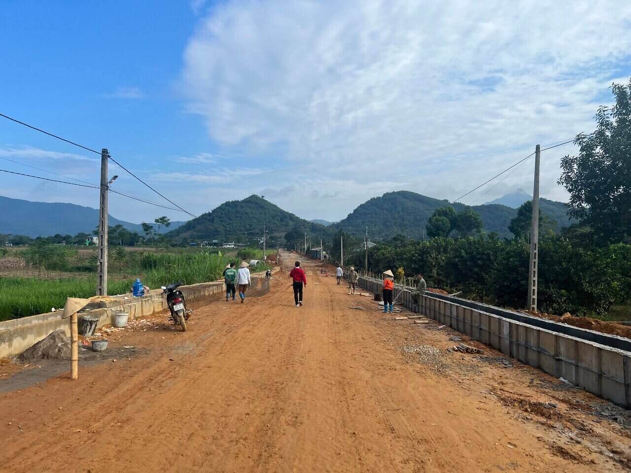 Ngày 6.12, ghi nhận của PV Báo Lao Động công trường thi công dự án đường liên kết giữa thị trấn Đà Bắc (Hòa Bình) đi huyện Thanh Sơn (Phú Thọ) diễn ra nhộn nhịp, con đường cơ bản đã hình thành. 