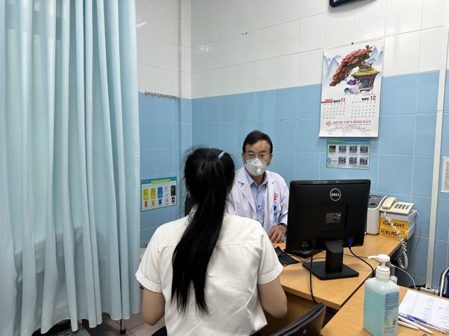 Bác sĩ khám cho bệnh nhân mắc bệnh trĩ. Ảnh: Nguyễn Ly