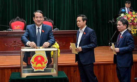 HĐND tỉnh Ninh Bình đã lấy phiếu tín nhiệm đối với các chức danh do HĐND tỉnh bầu. Ảnh: Diệu Anh