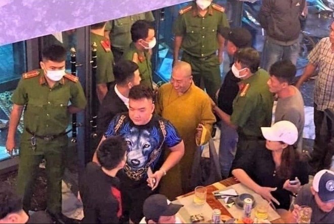 Ông Nguyễn Minh Phúc mặc áo giống nhà sư vào quán nhậu ở quận Gò Vấp lúc bị công an vào kiểm tra. Ảnh cắt từ clip 
