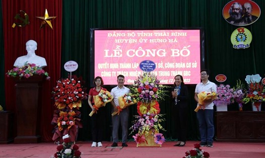 Phó Chủ tịch LĐLĐ tỉnh Thái Bình Phạm Thị Thắng tặng hoa chúc mừng BCH Công đoàn công ty. Ảnh: Bá Mạnh