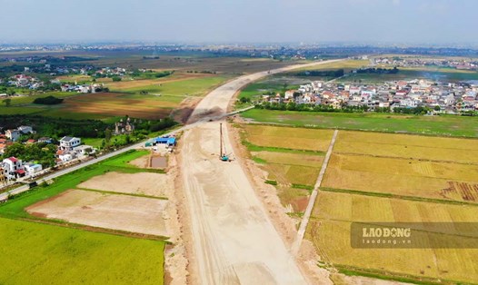 Tuyến đường gần 6.000 tỉ đồng ở Nam Định dần thành hình sau gần 1 năm thi công. Ảnh: Lương Hà
