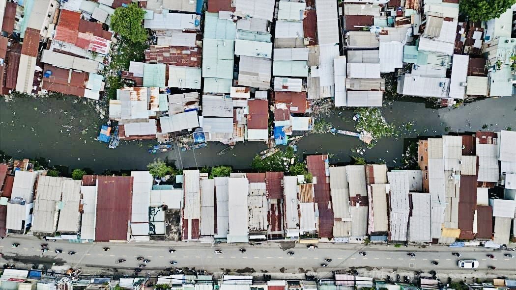 Các căn nhà ven và trên Rạch Xuyên Tâm khu vực quận Bình Thạnh vẫn chưa được di dời. Ảnh: Hữu Chánh