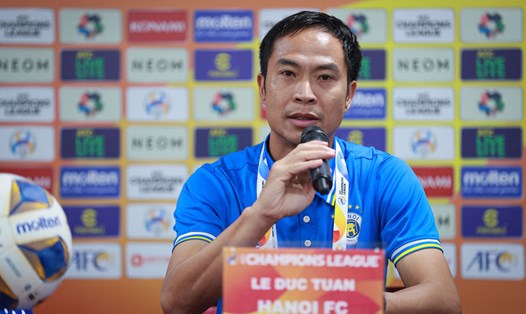 Huấn luyện viên Lê Đức Tuấn cảm ơn cầu thủ Hà Nội sau chiến thắng cuối cùng tại AFC Champions League. Ảnh: Sơn Tùng