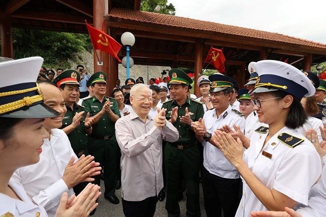 Tổng Bí thư Nguyễn Phú Trọng với lực lượng chức năng Cửa khẩu quốc tế Hữu Nghị. Ảnh: Trí Dũng/TTXVN 