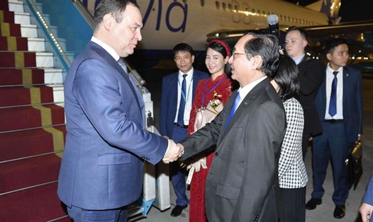 Bộ trưởng Bộ Khoa học và Công nghệ Huỳnh Thành Đạt đón Thủ tướng Cộng hòa Belarus Roman Golovchenko tại sân bay quốc tế Nội Bài. Ảnh: Hải Nguyễn