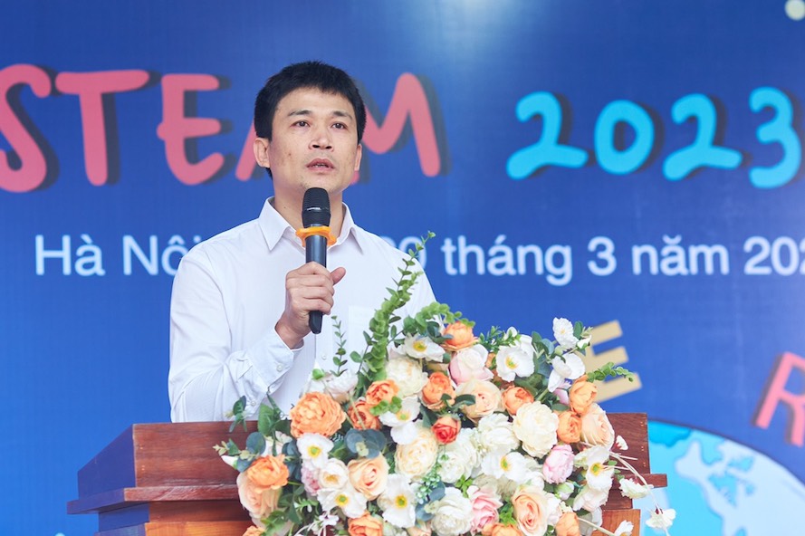 Thầy Nguyễn Quang Tùng - Hiệu trưởng Trường THCS và THPT M.V. Lô - mô - nô - xốp (Hà Nội). Ảnh: NVCC
