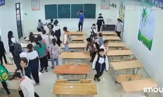 Cô giáo tại Trường THCS Văn Phú bị học sinh nhốt trong lớp, buông lời xúc phạm. Ảnh cắt từ clip.