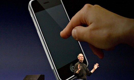 Dưới thời Steve Jobs, Hotelling đã phát minh ra công nghệ màn hình cảm ứng cốt lõi của iPhone. Ảnh: Bloomberg