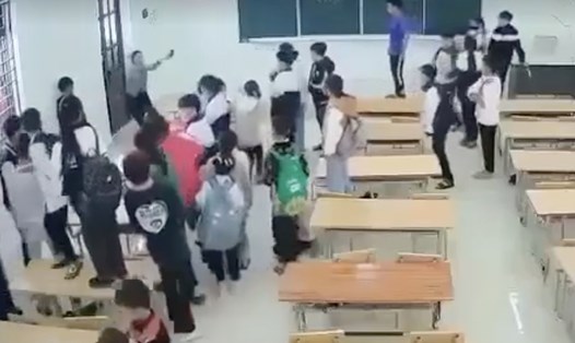 Nhóm học sinh dồn cô giáo vào góc tường, liên tục xúc phạm. Ảnh cắt từ clip