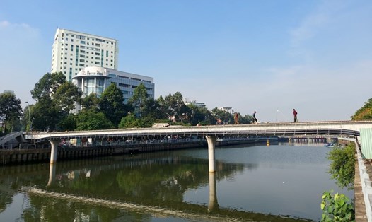 Cầu đi bộ đầu tiên bắc qua kênh Nhiêu Lộc - Thị Nghè sắp hoàn thiện.  Ảnh: Minh Quân