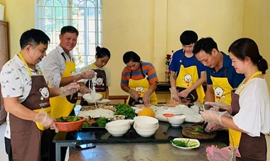 Các học viên thực hành chế biến nấu ăn ở lớp học nghề chế biến món ăn tại thị trấn Mậu A, huyện Văn Yên. Ảnh Trần Ngọc.