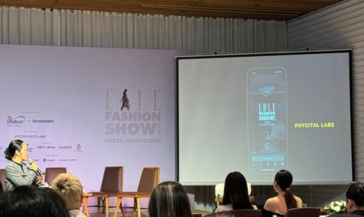 Bằng 1 chiếc điện thoại thông minh, khách tham dự Fashion Show 2023 có thể trải nghiệm mọi thứ trên không gian vật lý số. Ảnh: Nguyễn Đăng