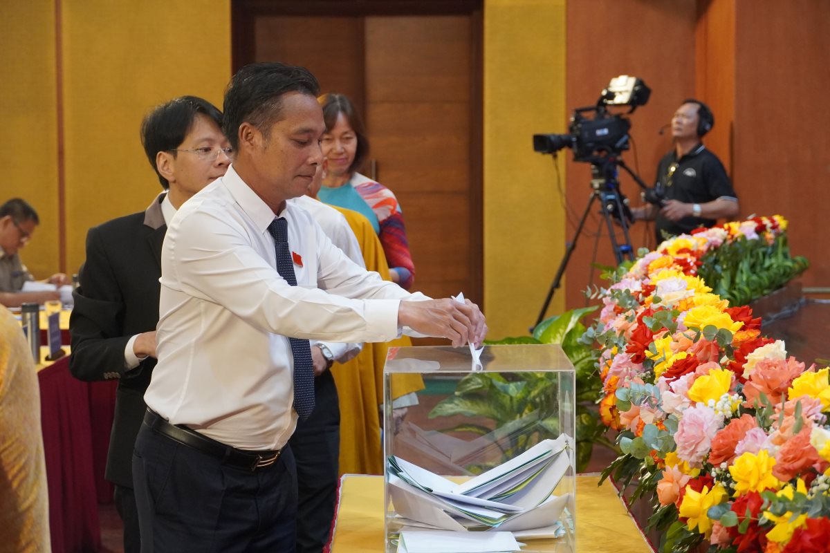 Đại biểu Phạm Ngọc Hải (Chủ tịch Hiệp hội Du lịch tỉnh) bỏ phiếu tín nhiệm trong kỳ họp. Ảnh: THành An
