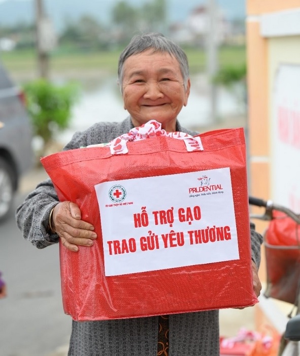 Chương trình “Hỗ trợ gạo – Trao gửi yêu thương” tặng nhu yếu phẩm cho bà con khó khăn. Ảnh: Prudential