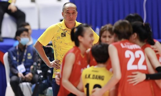 Huấn luyện viên Tuấn Kiệt cần tính toán kĩ lưỡng để tuyển bóng chuyền nữ Việt Nam đảm bảo thể lực tham dự Cúp các câu lạc bộ nữ thế giới 2023. Ảnh: Duy Nam