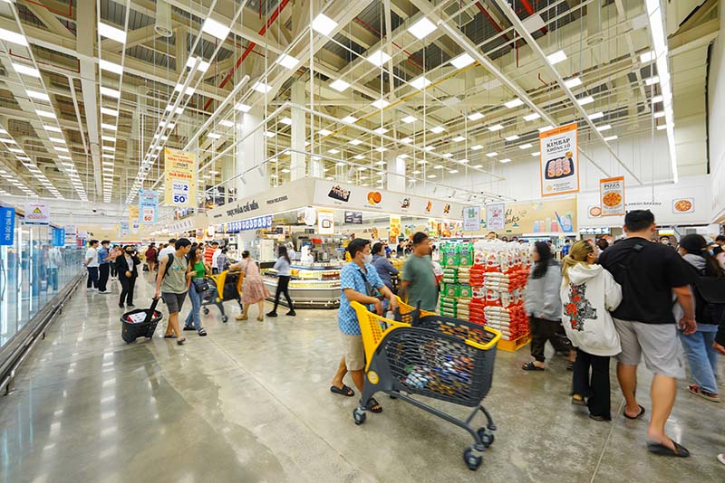 Khách hàng đến với Emart Phan Huy Ích sẽ được trải nghiệm không gian mua sắm, ẩm thực phong phú bên trong và ngoài siêu thị. Ảnh: THISO