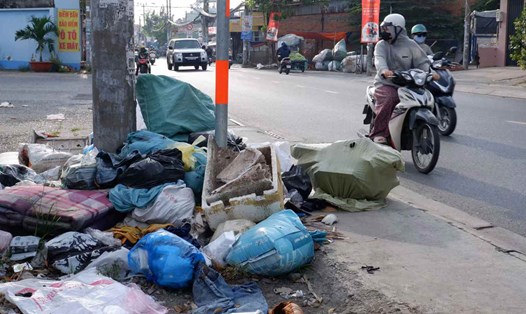 Bãi rác tự phát trên đường Thoại Ngọc Hầu, quận Tân Phú.  Ảnh: Phương Uyên