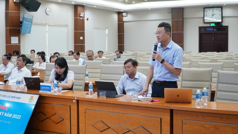Trưởng ban Kế hoạch EVNSPC Nguyễn Phú Hoài Nghĩa chia sẻ thông tin về nội dung xây dựng nhà làm việc cho điện lực. Ảnh: EVNSPC