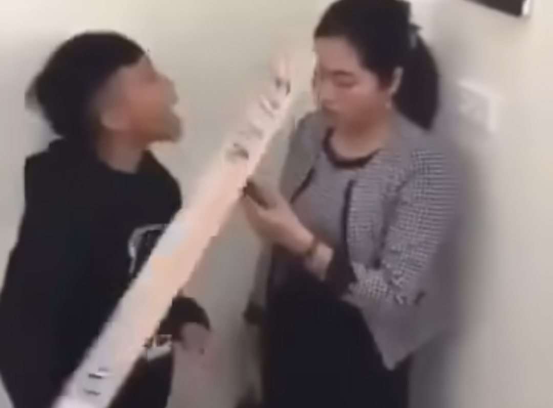 Hình ảnh nữ giáo viên bị nhóm học sinh dồn vào góc tường, chửi bới. Ảnh: Cắt từ clip