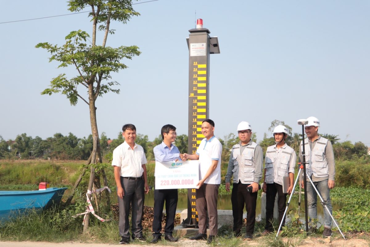 QPT trao tặng hệ thống tháp cảnh báo lũ thông minh chi tỉnh Thừa Thiên Huế. Ảnh: QPT
