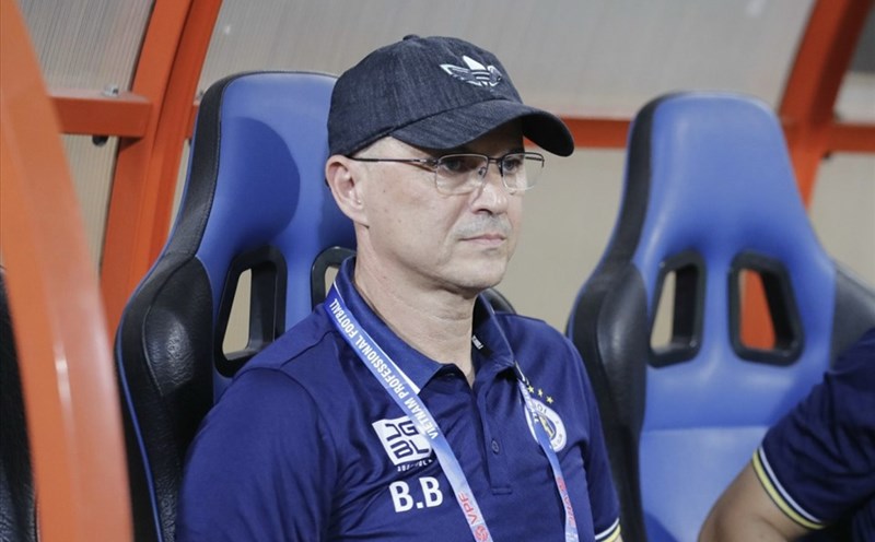 Huấn luyện viên Bandovic chia tay Hà Nội FC sau những trận thua liên tiếp. Ảnh: Minh Dân