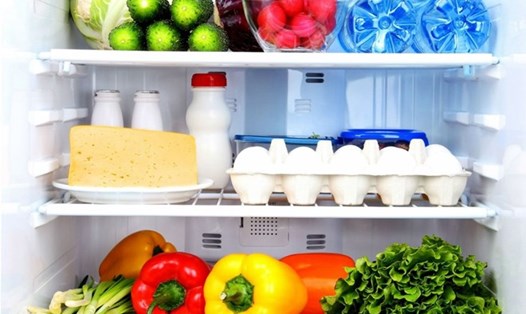 Khi thực phẩm bảo quản trong tủ lạnh có dấu hiệu khác thường, mùi lạ thì cần bỏ ngay. 