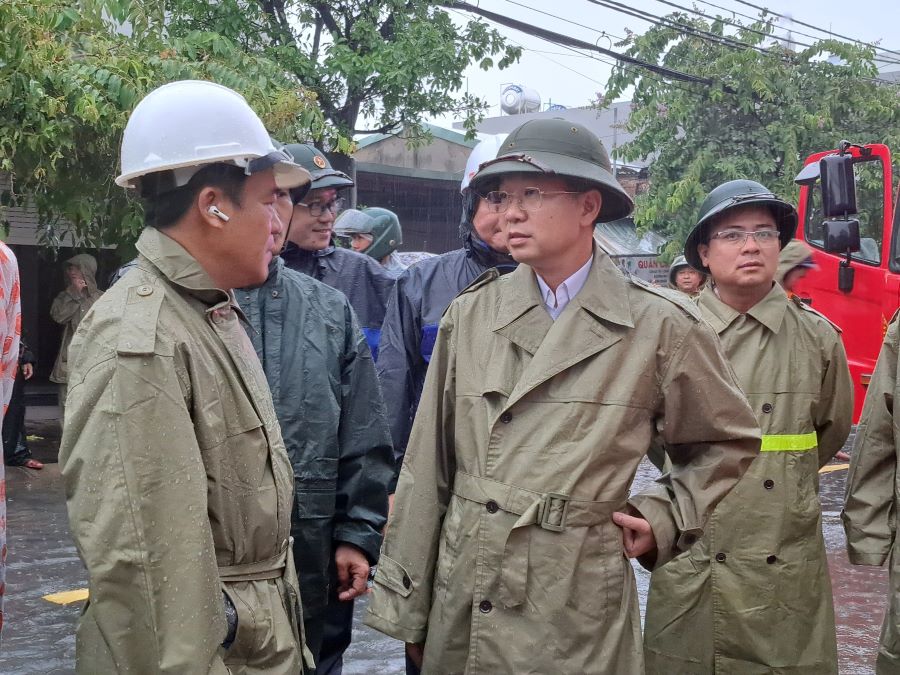 Bí thư Thành ủy Nguyễn Văn Quảng đi kiểm tra thực tế tình trạng ngập lụt vào tháng 10.2023. Ảnh: Văn Trực
